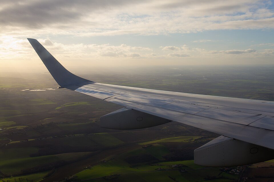 Ala de un avión al atardecer. Fotografía ilustrativa; no identifica un vuelo ni una ruta vigente desde Jujuy.