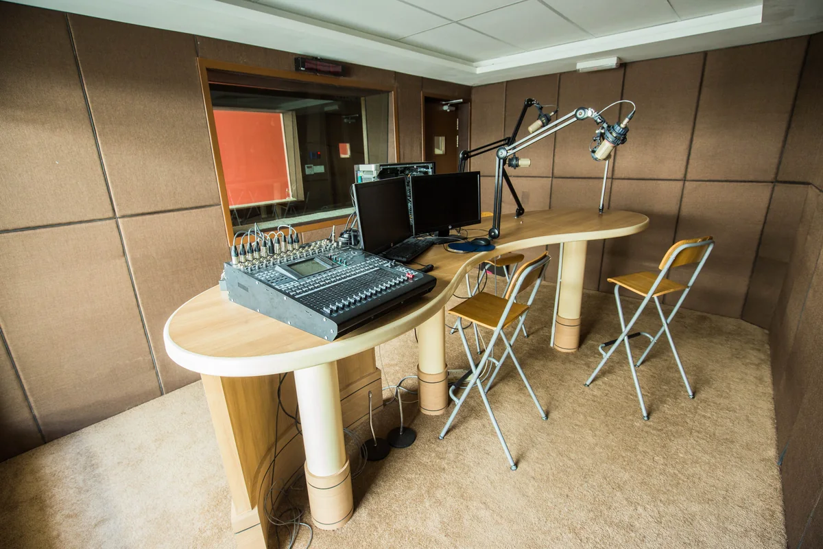 Consola y micrófonos en un estudio de radio. Fotografía ilustrativa de archivo; no identifica una emisora de Jujuy.