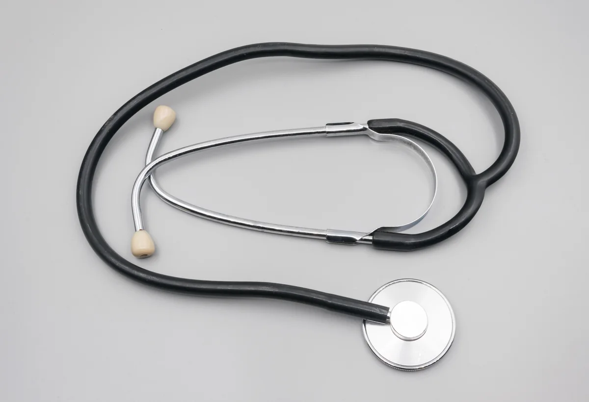 Estetoscopio sobre un fondo gris. Fotografía ilustrativa de una consulta de salud; no identifica una sede del CEN.